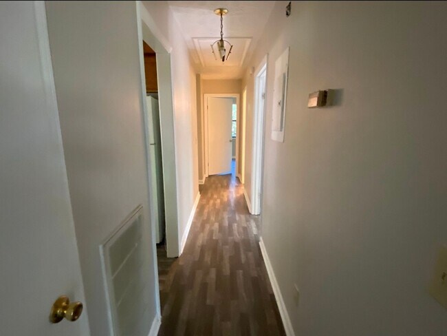 Foto del edificio - 3 bedroom with 2 bath brick home located i...