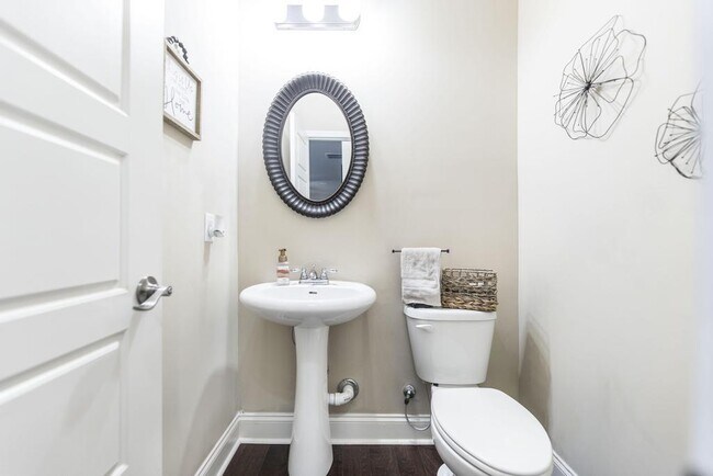 Foto del edificio - "Spacious 4-Bedroom Home with Granite Coun...