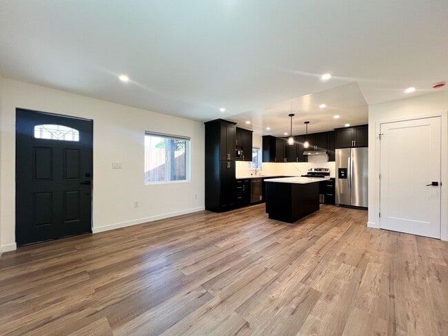 Building Photo - 174 Chelsea Ave