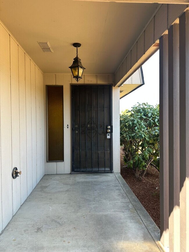 Building Photo - Large 3 bedroom 2.5 bath duplex with a gar...
