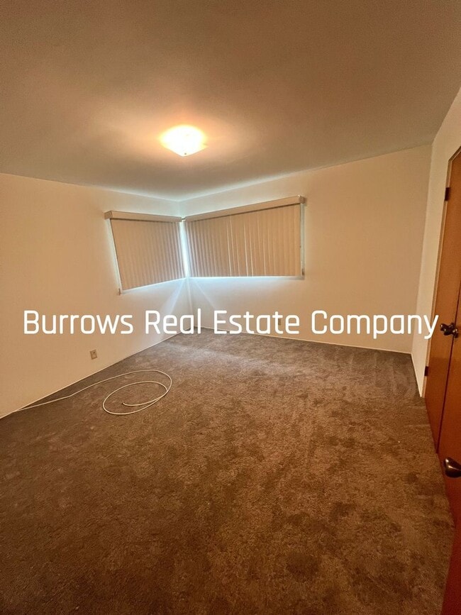 Building Photo - Single story 2 bedroom, 1 bathroom apartme...
