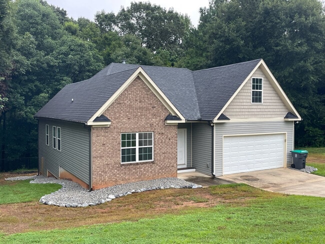 Building Photo - 570 Brewer Dr