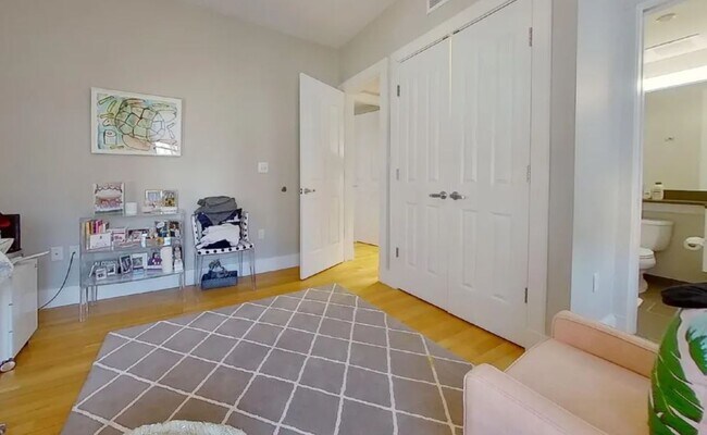 Building Photo - 2 Bow St