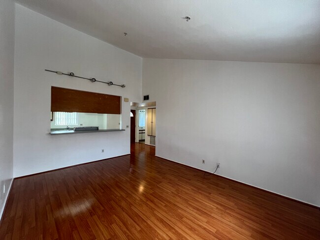 Living Room - Vaulted Ceiling - 314 Lincoln Ave