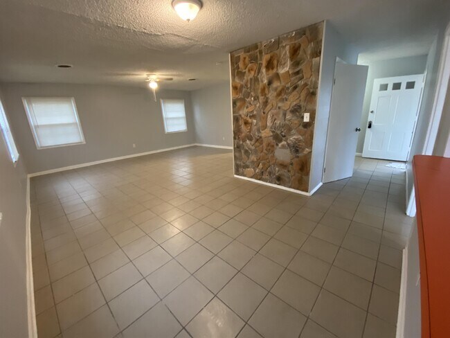 Building Photo - 33 Petunia Ln