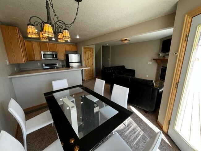 Foto del edificio - 592 Meadow Wood Cir