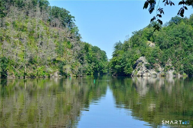 Foto del edificio - 67 Lake Lillinonah Rd N