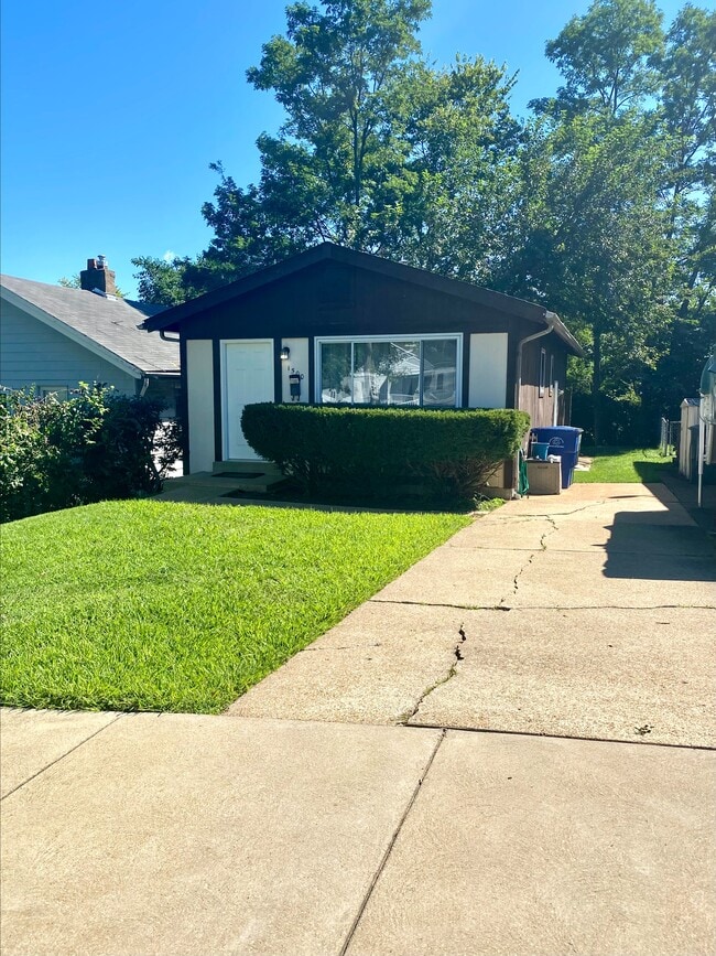 Front with driveway - 1500 Prather Ave