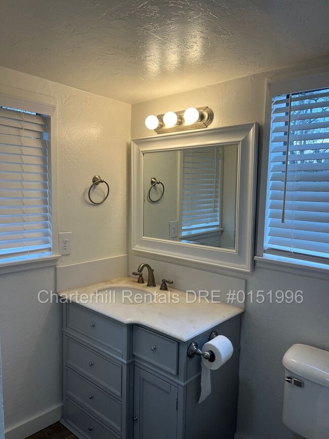 Foto del edificio - Wonderful, charming, home with large front porch in Kenwood