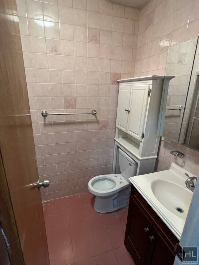 Building Photo - 3 Bedroom apartment/ prime Astoria Location