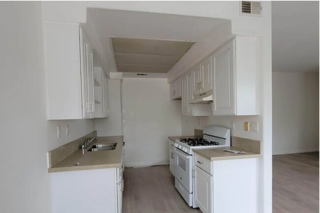 Kitchen - 21858 S Vermont Ave