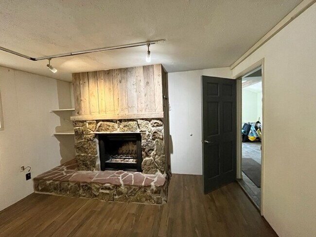 Building Photo - 128 Regal Cir