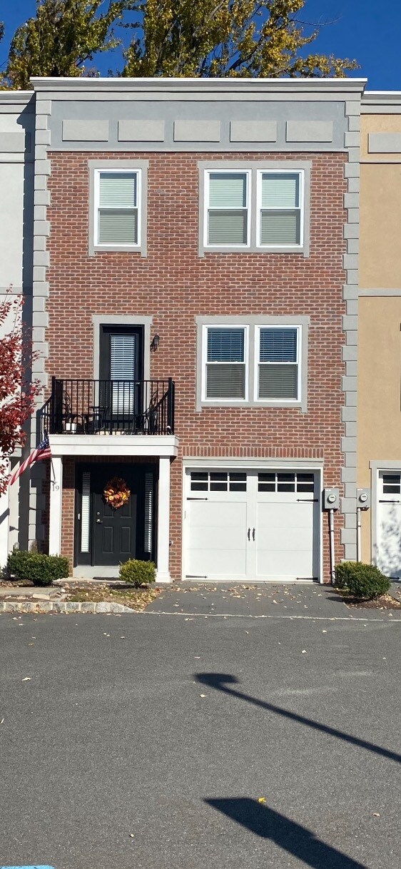 Building Photo - 19 Stonybrook Cir