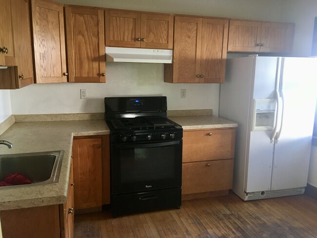 Kitchen - 910 E Meinecke Ave