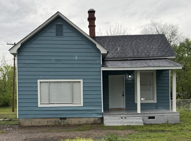 Building Photo - 105 E 10th St