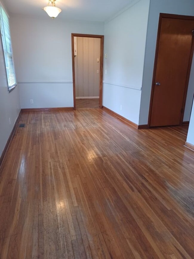 Building Photo - **SPECIAL** 2 BR / 1 BATH Duplex in Nashvi...