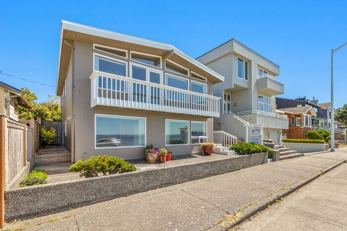 Primary Photo - Gorgeous Alki Beachfront Charmer!