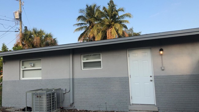 Building Photo - 2600 SW 11th Ct