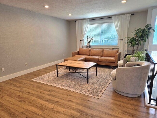 Building Photo - Love the area you live ! 3 bedroom 2 bath ...