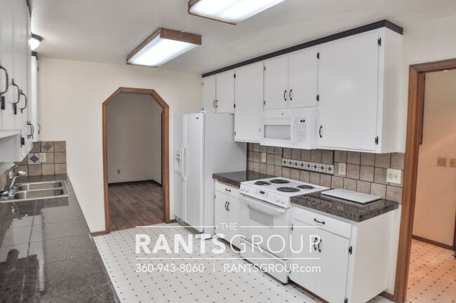 Building Photo - Beautiful Home in Tumwater on 1/2 acre!