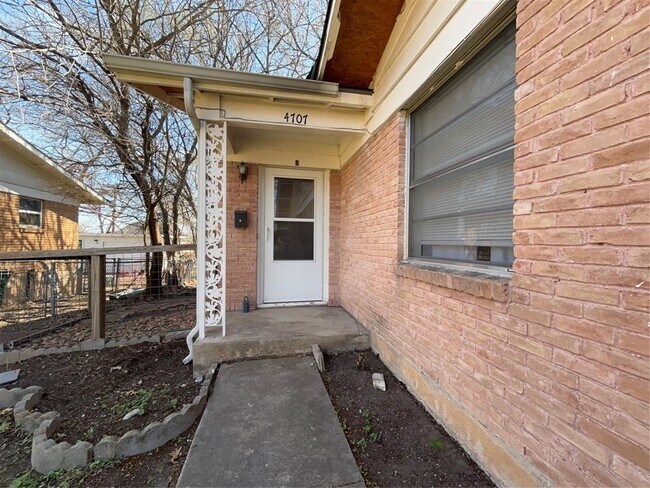 Foto del edificio - 4707 Bull Creek Rd