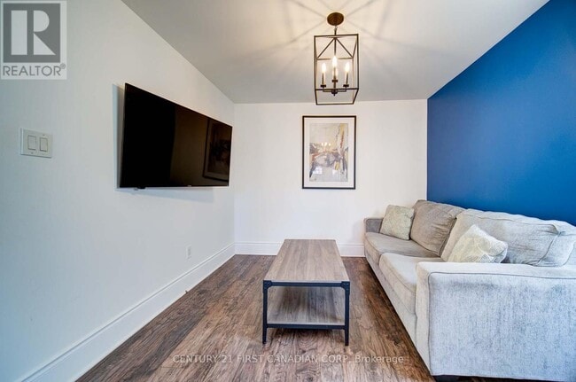 Building Photo - 425 English St