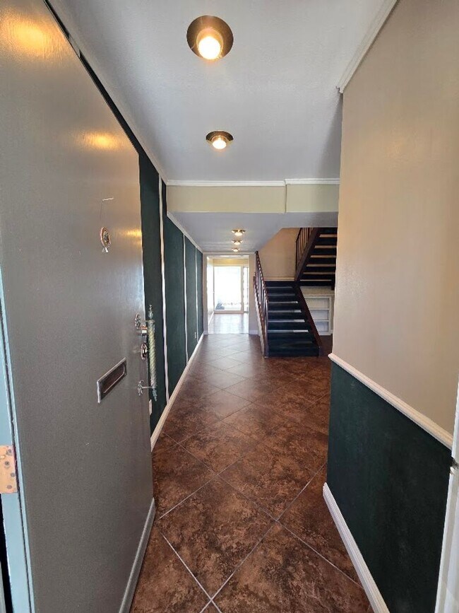 Foto del edificio - A Fabulous 3 Bedroom Townhome Centrally located.