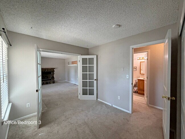 Building Photo - 5-Bedroom Aurora Home with Smart Layout & Private Lower-Level Entrance