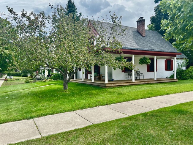 Building Photo - The Ideal TC Downtown Retreat