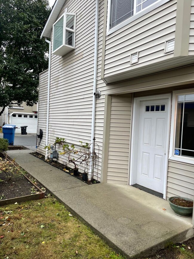 Building Photo - Spacious 2-Bedroom, 2-bathroom Townhome in...