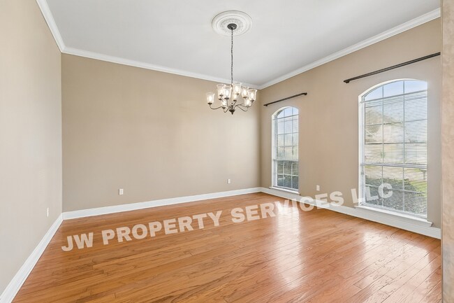 Foto del edificio - Spacious 4-Bedroom Home with Modern Comforts in Gretna