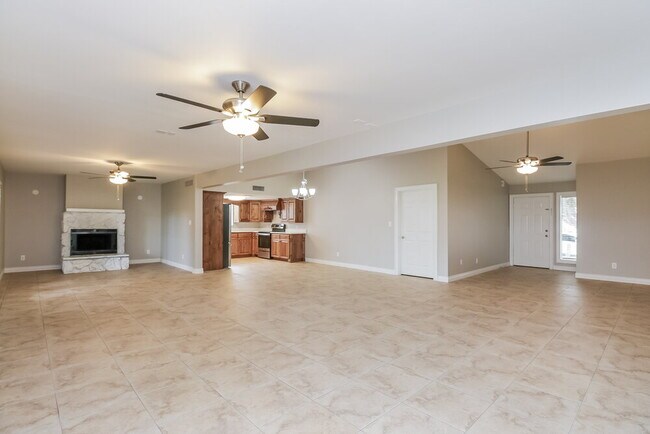 Building Photo - 6106 E Ivyglen St