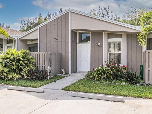 Foto del edificio - 556 Woodgate Cir