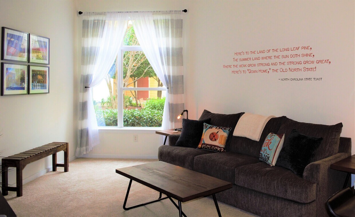 Relájese en la sala de estar mientras contempla un hermoso patio. Arte mural con un brindis del estado de Carolina del Norte. ¡Salud! - 2125 Southend Drive
