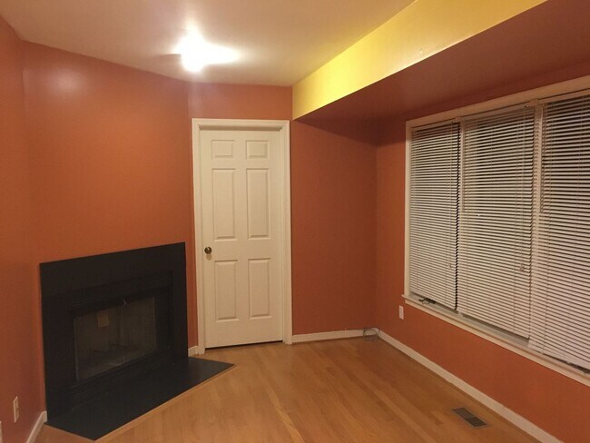 Foto del edificio - Spacious 3 BR/3.5 BA Townhome in Rockville!