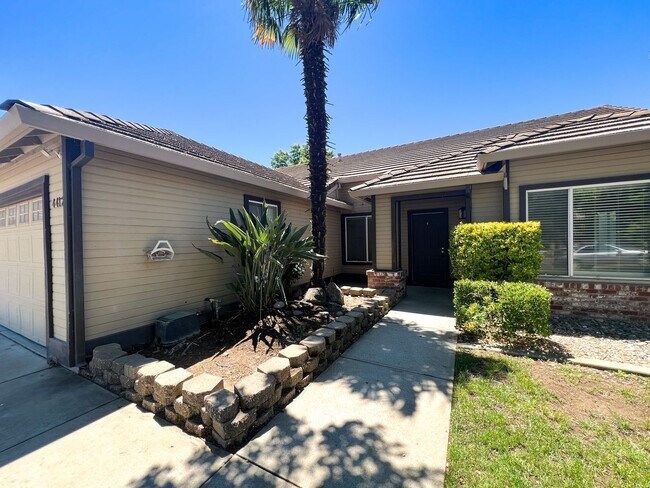 Foto del edificio - 4 Bed, 2 Bath - 1/4 Acre Lot on a Cul-De-Sac