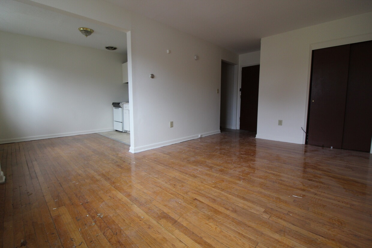 Primary Photo - 33 Burnside Ave