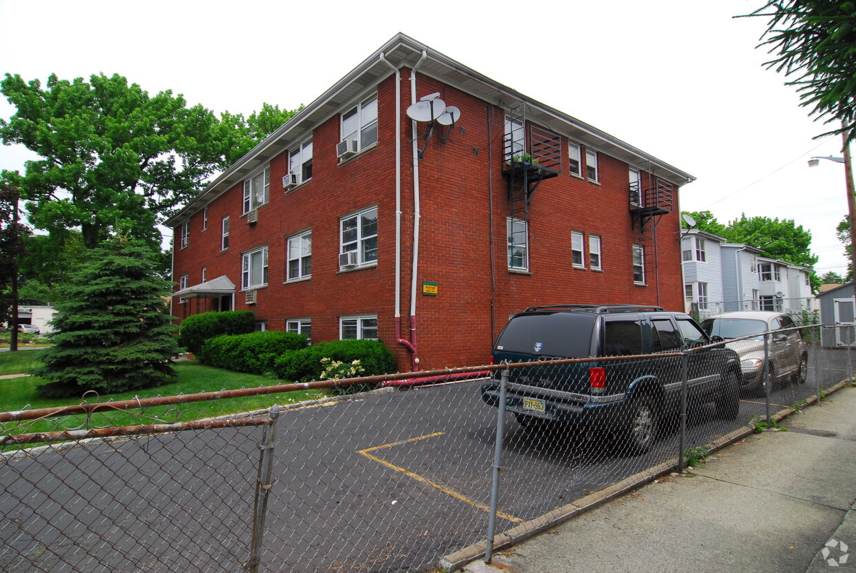 Building Exterior - 103 Myrtle St