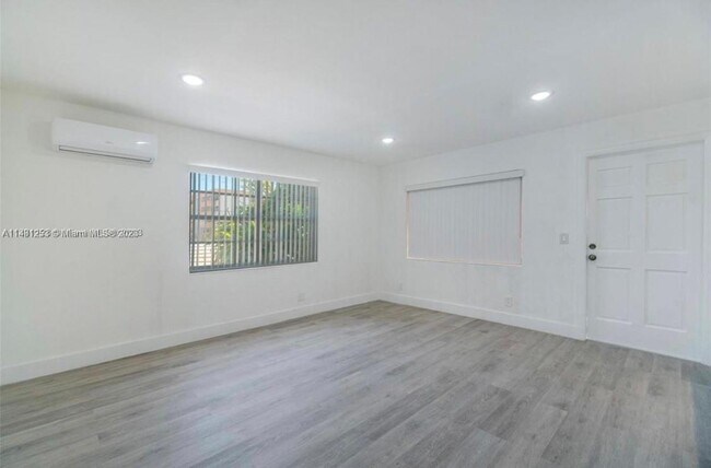 Foto del edificio - 7800 Byron Ave