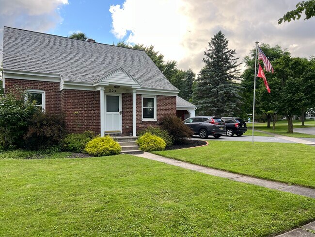 Foto del edificio - 324 Butterfield Ave