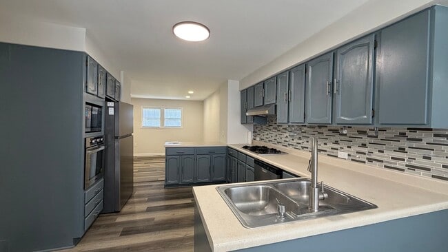 Building Photo - 1212 E 39th Pl