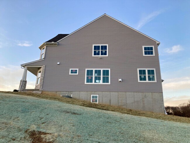 Building Photo - 2431 Makia Dr