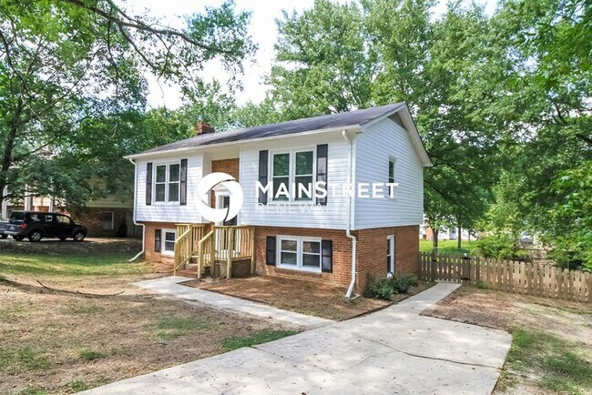 Building Photo - 4 Bedroom Pet-Friendly Home in Greensboro, NC with Main Street Renewal