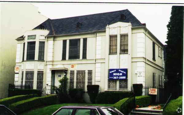 Building Photo - 227 S Kenmore Ave