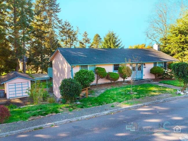 Building Photo - 242 Hemlock St
