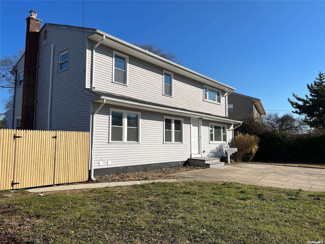 2 Quaker Ct, West Babylon, NY 11704 Room for Rent in West Babylon, NY