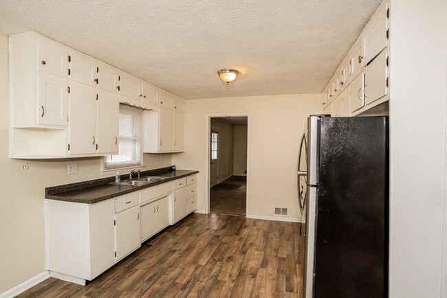 Foto del edificio - 709 Ernie Lu Ave