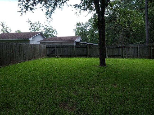 Fenced yard - 804 Lazy Ln