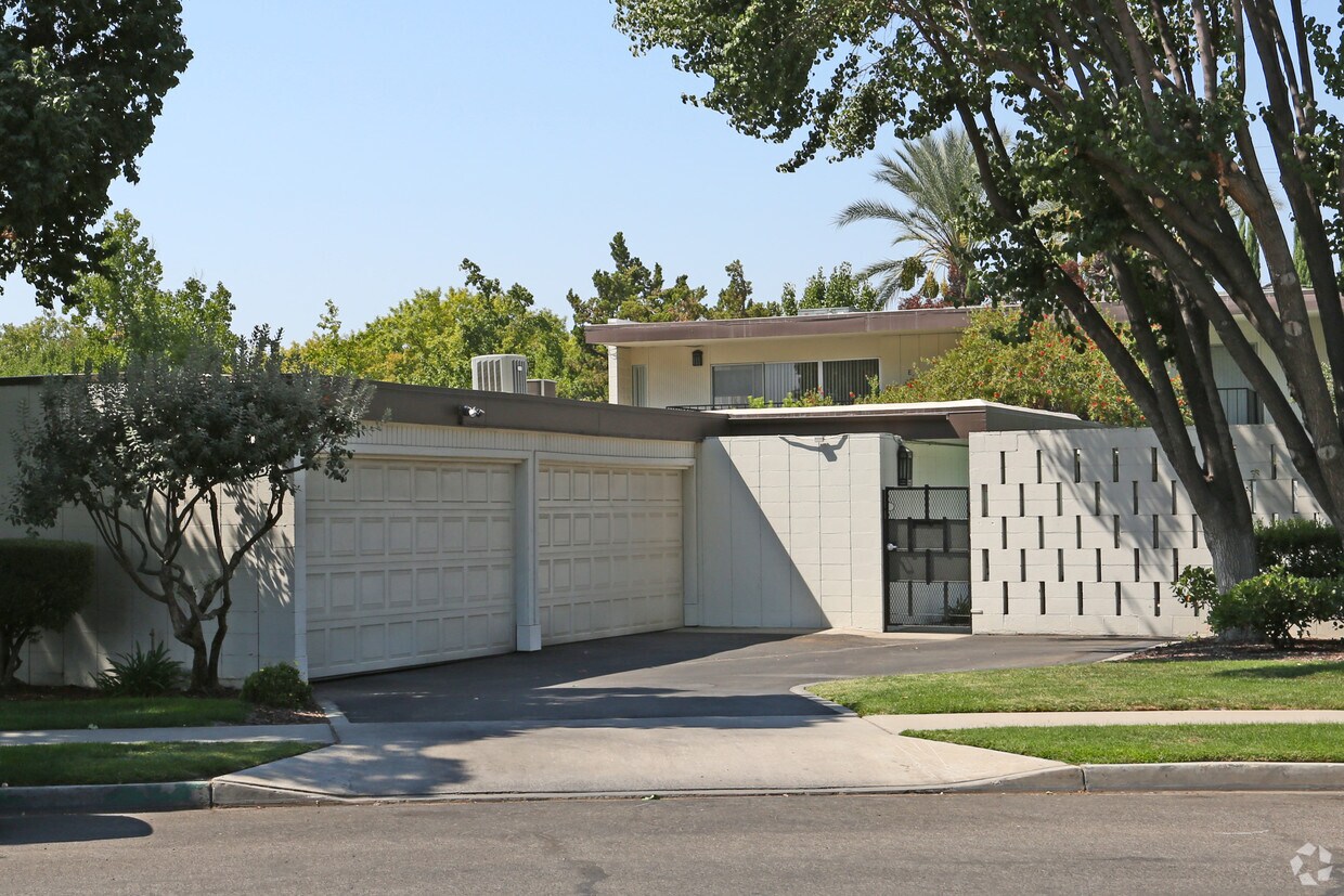Building Photo - 5005 N Roosevelt Ave