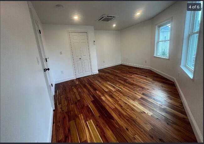 Building Photo - 305 Carter St